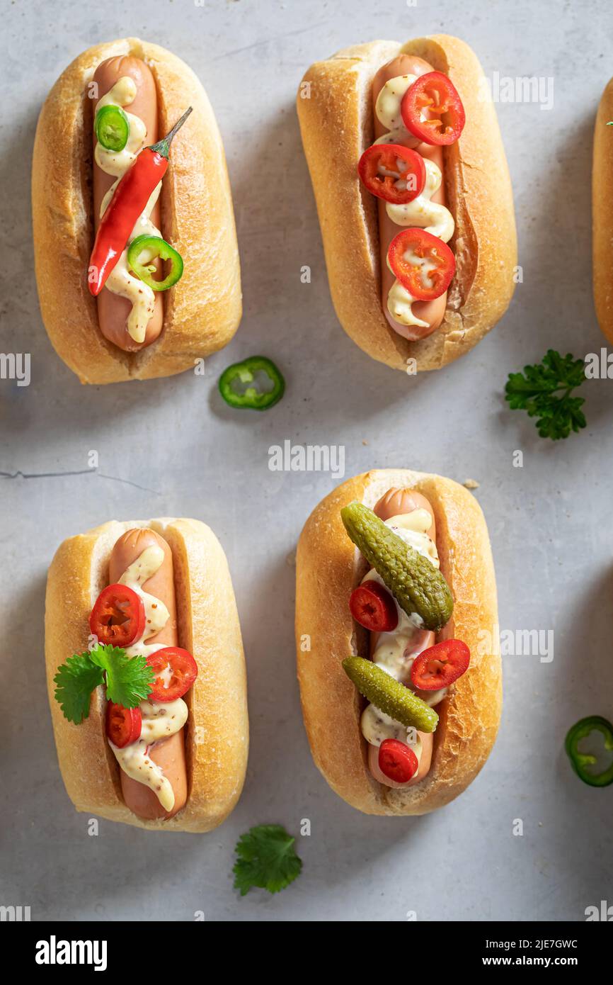 ungesunde-und-leckere-mini-hot-dogs-als-fast-food-mini-hot-dogs-mit
