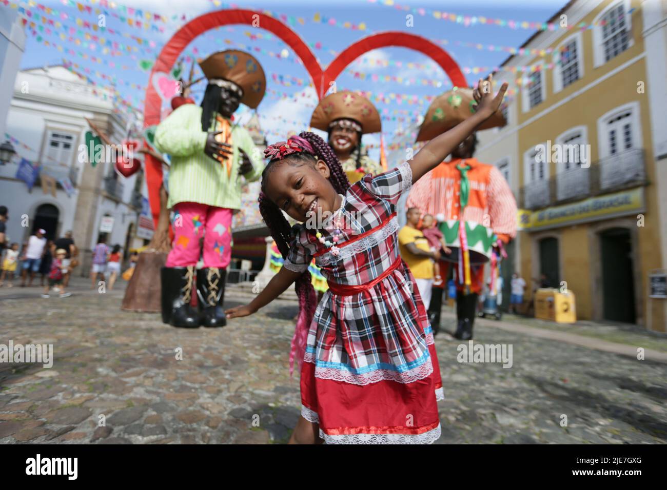 salvador, bahia, brasilien - 24. juni 2022: Kind mit typischen rothalsigen Kleidern während der Sao Joao Party im historischen Zentrum von Pelourino der Stadt Salvado Stockfoto