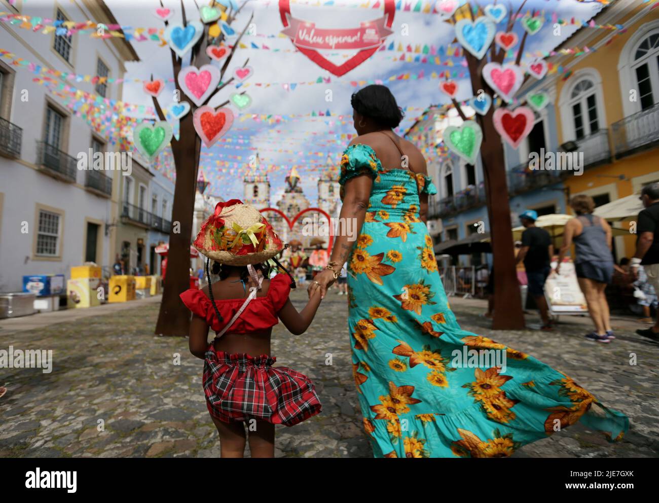 salvador, bahia, brasilien - 24. juni 2022: Kind mit typischen rothalsigen Kleidern während der Sao Joao Party im historischen Zentrum von Pelourino der Stadt Salvado Stockfoto