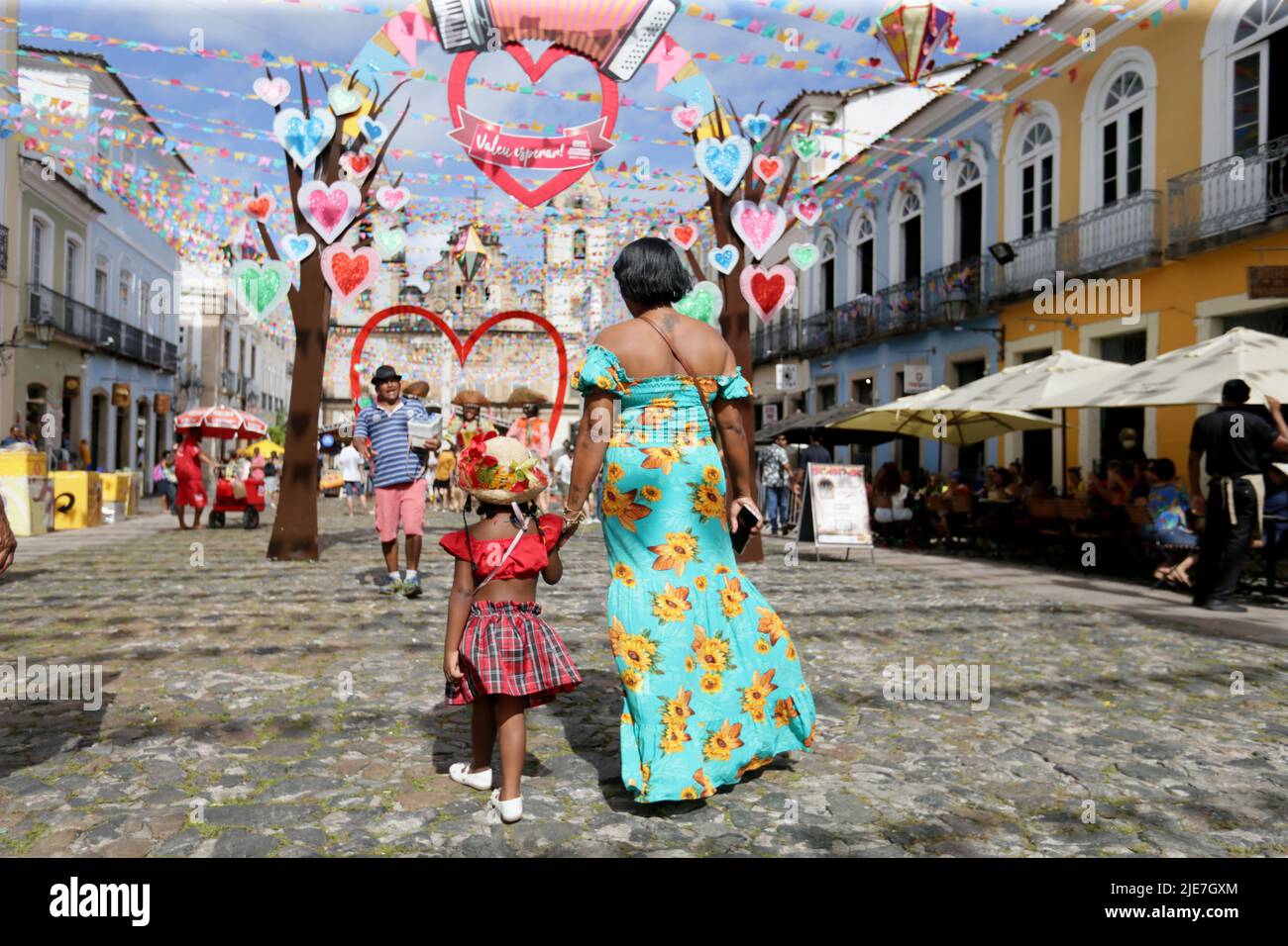 salvador, bahia, brasilien - 24. juni 2022: Kind mit typischen rothalsigen Kleidern während der Sao Joao Party im historischen Zentrum von Pelourino der Stadt Salvado Stockfoto