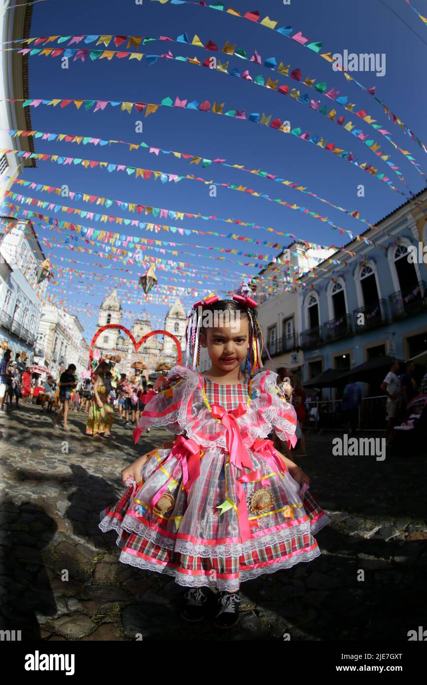 salvador, bahia, brasilien - 24. juni 2022: Kind mit typischen rothalsigen Kleidern während der Sao Joao Party im historischen Zentrum von Pelourino der Stadt Salvado Stockfoto