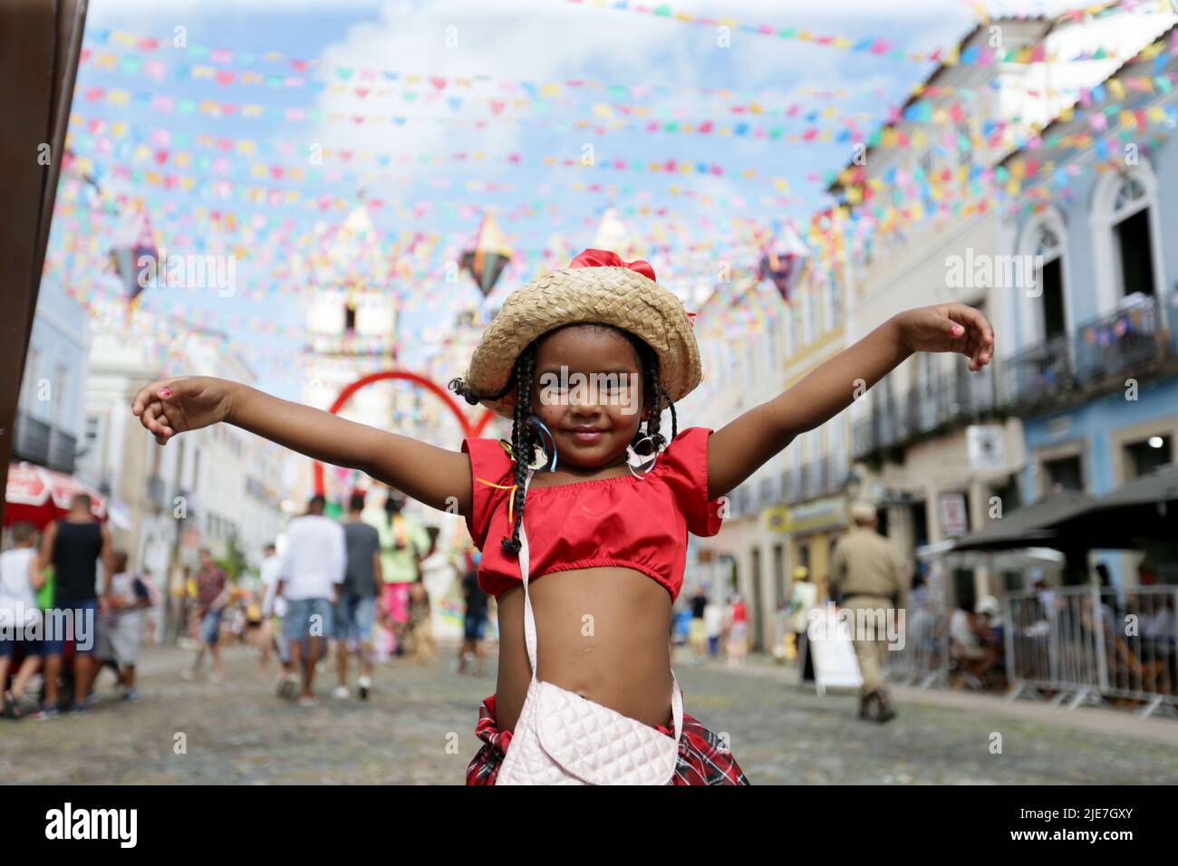salvador, bahia, brasilien - 24. juni 2022: Kind mit typischen rothalsigen Kleidern während der Sao Joao Party im historischen Zentrum von Pelourino der Stadt Salvado Stockfoto