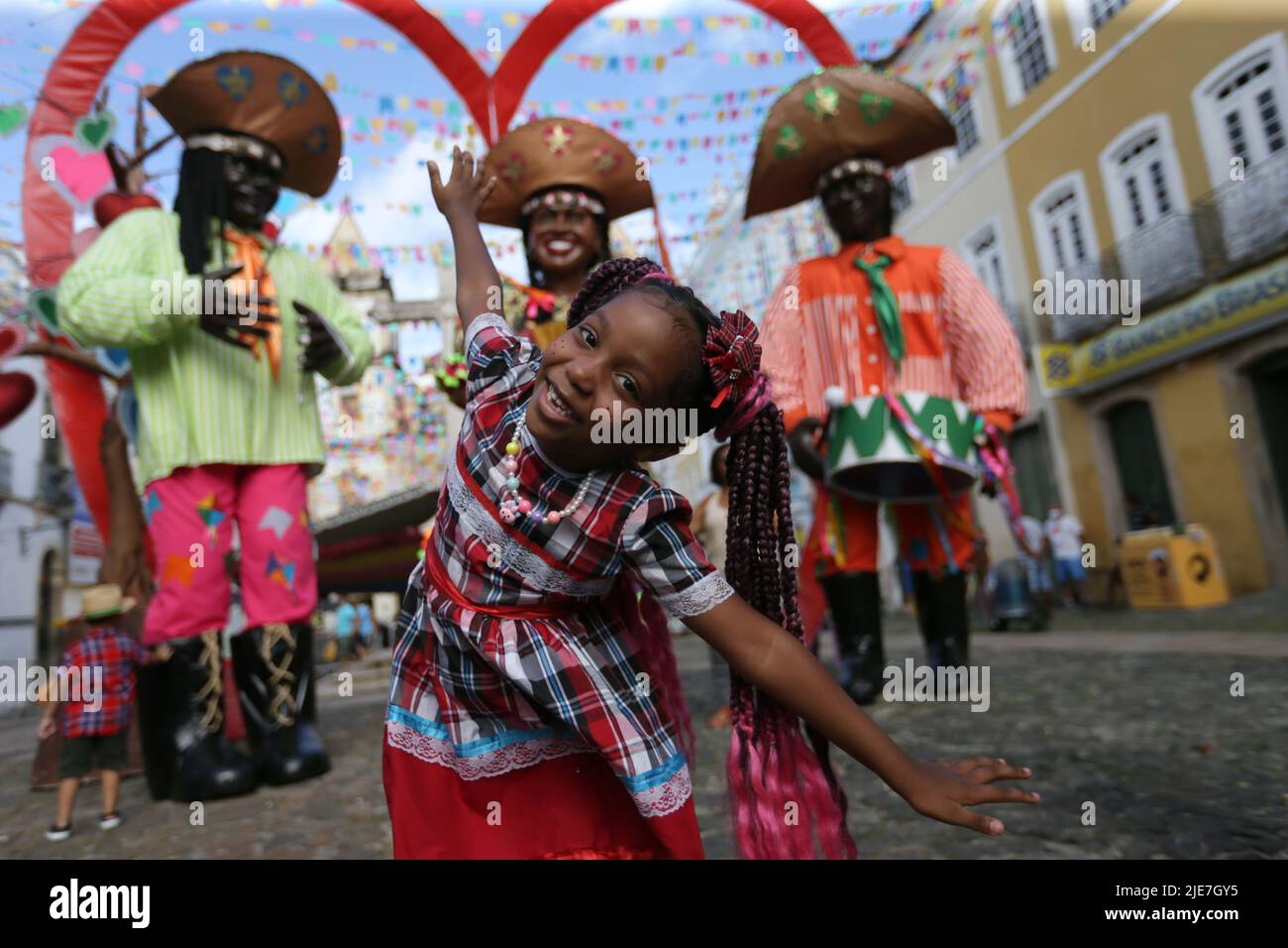 salvador, bahia, brasilien - 24. juni 2022: Kind mit typischen rothalsigen Kleidern während der Sao Joao Party im historischen Zentrum von Pelourino der Stadt Salvado Stockfoto
