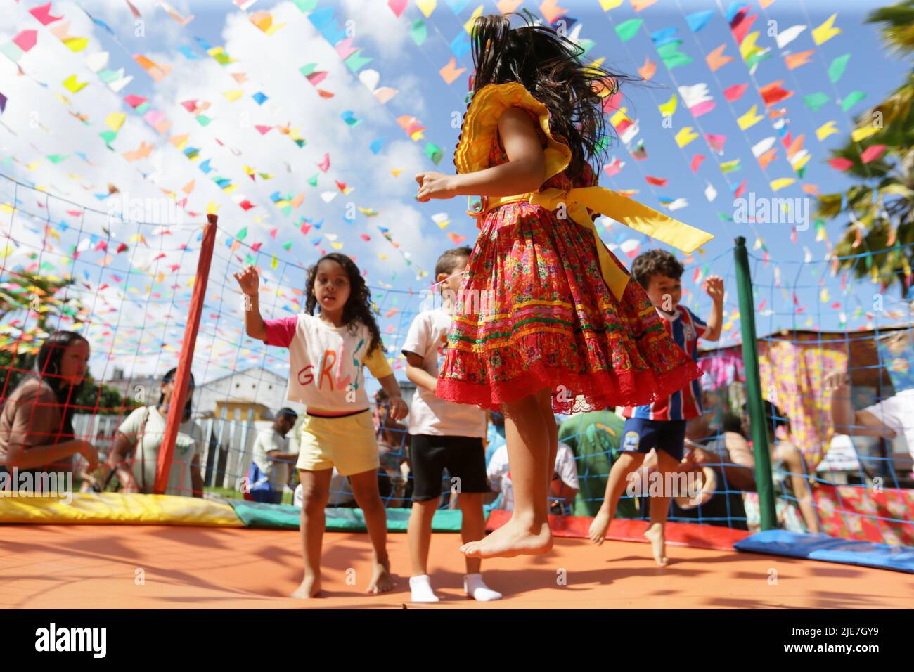 salvador, bahia, brasilien - 24. juni 2022: Kind mit typischen rothalsigen Kleidern während der Sao Joao Party im historischen Zentrum von Pelourino der Stadt Salvado Stockfoto