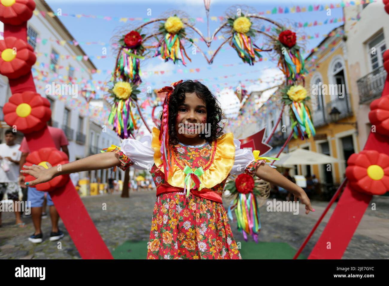 salvador, bahia, brasilien - 24. juni 2022: Kind mit typischen rothalsigen Kleidern während der Sao Joao Party im historischen Zentrum von Pelourino der Stadt Salvado Stockfoto