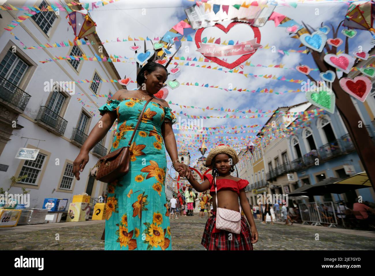 salvador, bahia, brasilien - 24. juni 2022: Kind mit typischen rothalsigen Kleidern während der Sao Joao Party im historischen Zentrum von Pelourino der Stadt Salvado Stockfoto