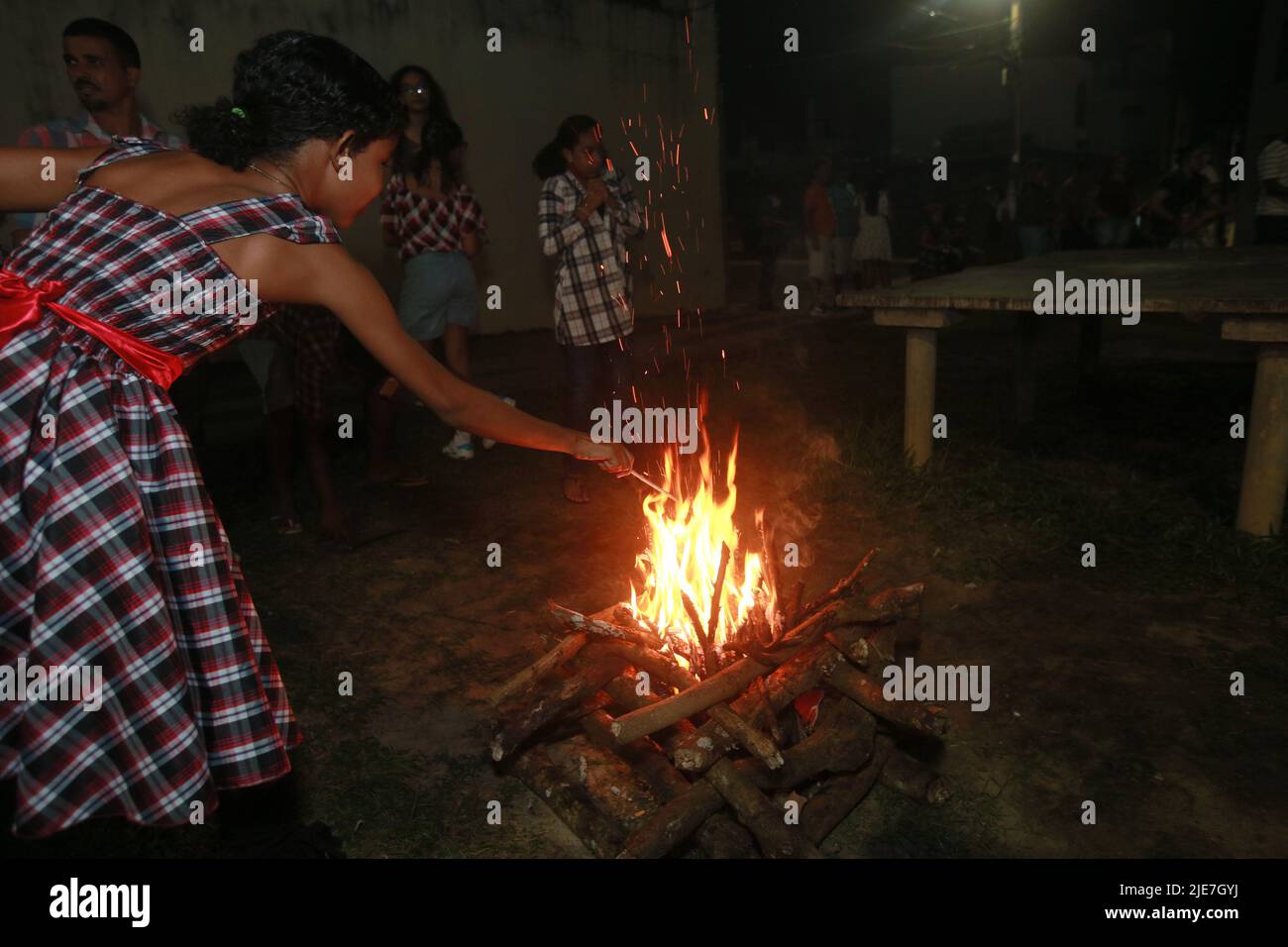 salvador, bahia, brasilien - 11. juni 2022: Kinder in typischen rothalsigen Kleidern am Lagerfeuer beim Fest von Sao Joao in der Stadt Salvador. Stockfoto