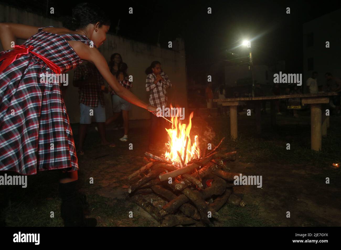 salvador, bahia, brasilien - 11. juni 2022: Kinder in typischen rothalsigen Kleidern am Lagerfeuer beim Fest von Sao Joao in der Stadt Salvador. Stockfoto