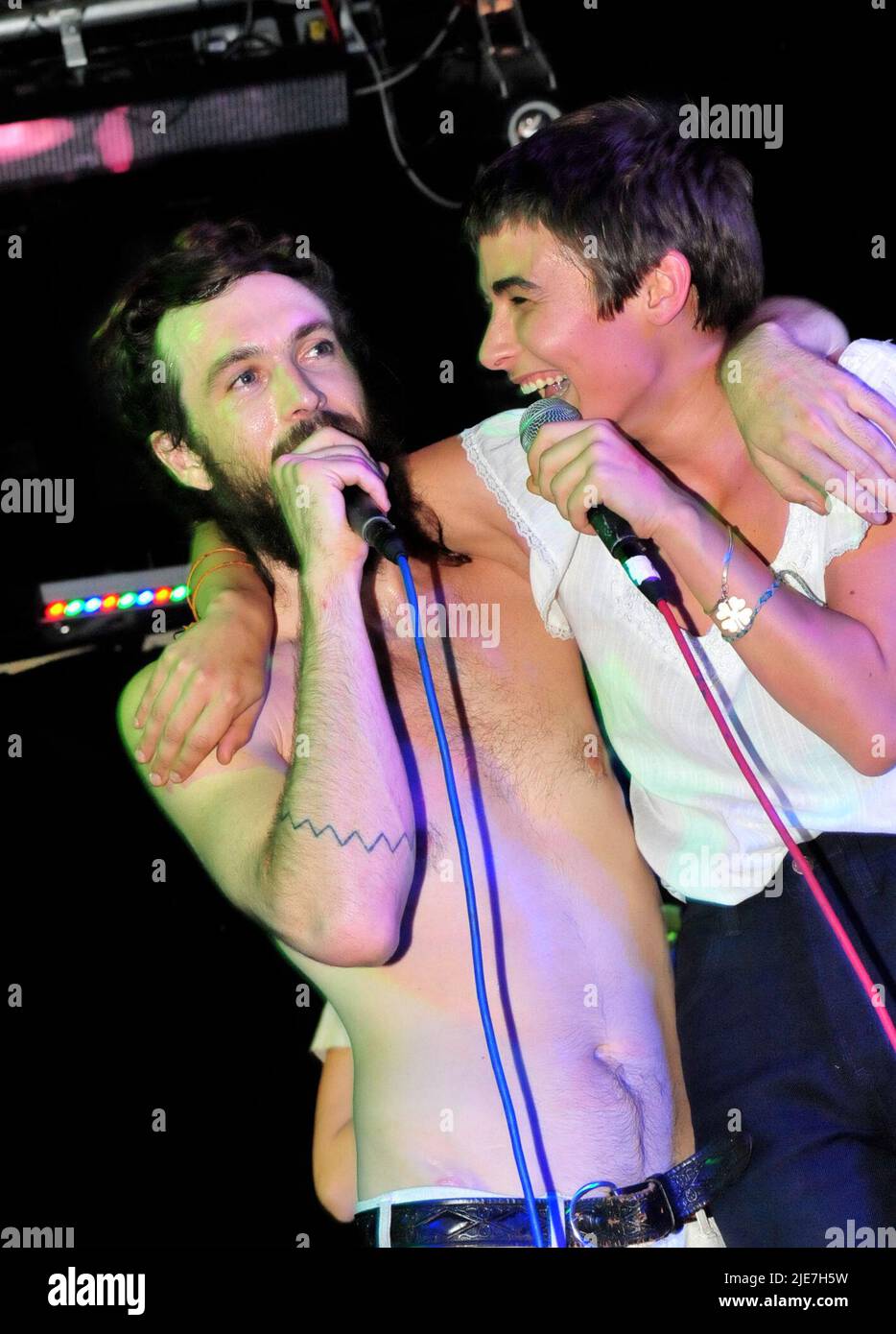 Edward Sharpe und die Magnetic Zeros live im Konzert in Birmingham Hare & Hounds, 2009 - Alex Eburt und Jade Castrinos Stockfoto