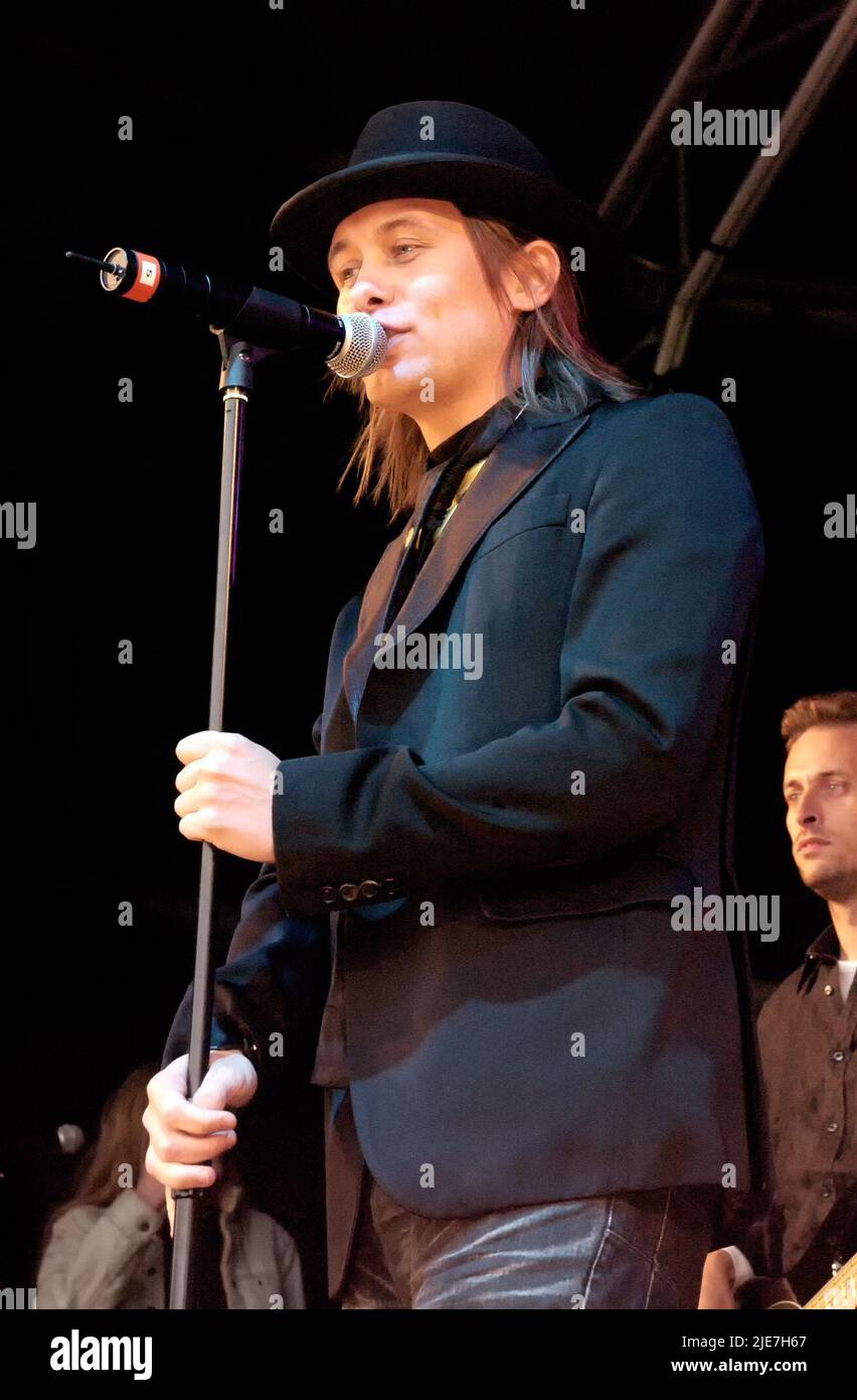 Mark Owen spielt live im Preston Rock im Park, 19.. Juni 2004 Stockfoto