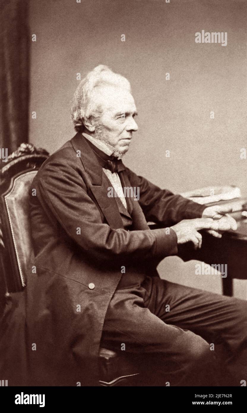 Michael Faraday FRS (1791–1867), einer der einflussreichsten Wissenschaftler der Geschichte, in einem sitzenden Porträt von W. Walker & Sons of London aus dem Jahr 1860s. Stockfoto