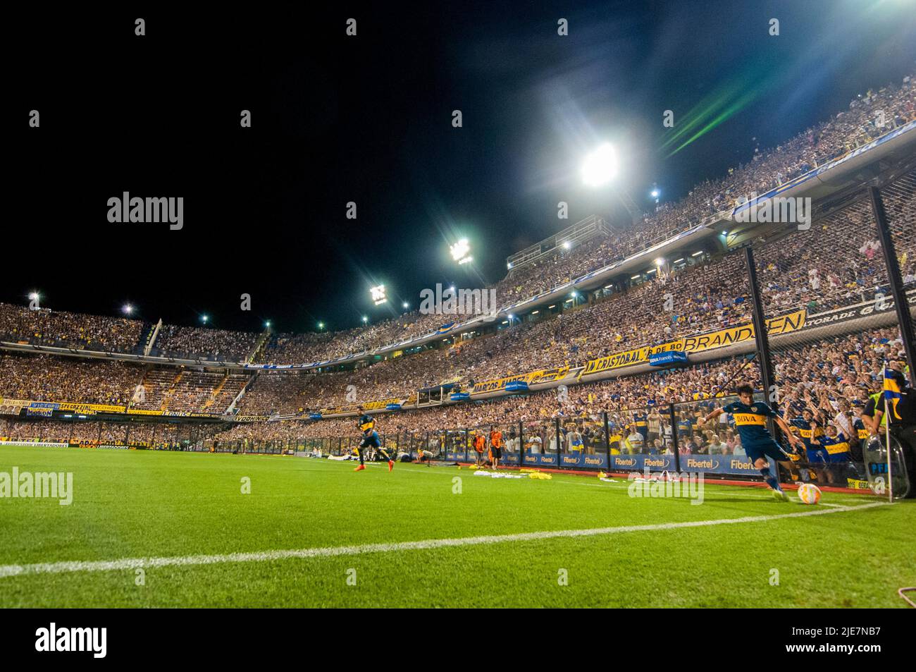 Volle Tribünen mit Boca Juniors Anhängern im La Bombonera Stadion. Stockfoto