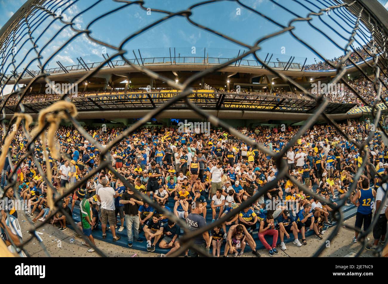 Ein Stadion mit voller Kapazität in Boca Juniors Heimat La Bombonera. Stockfoto