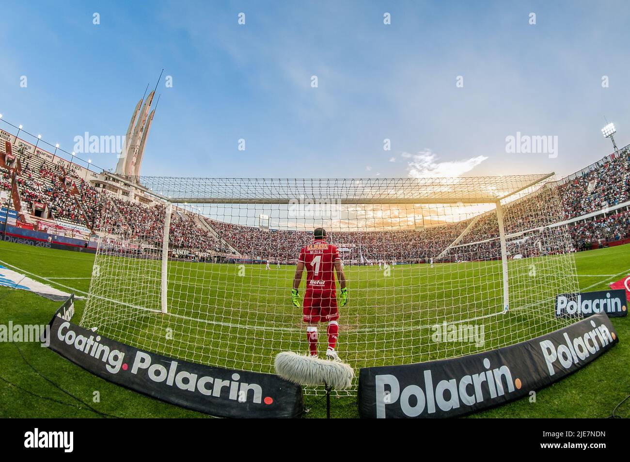 Huracans Torwart Marcos Diaz macht sich bereit, ein offizielles Spiel im Tomas Adolfo Ducó Stadion zu beginnen. Stockfoto