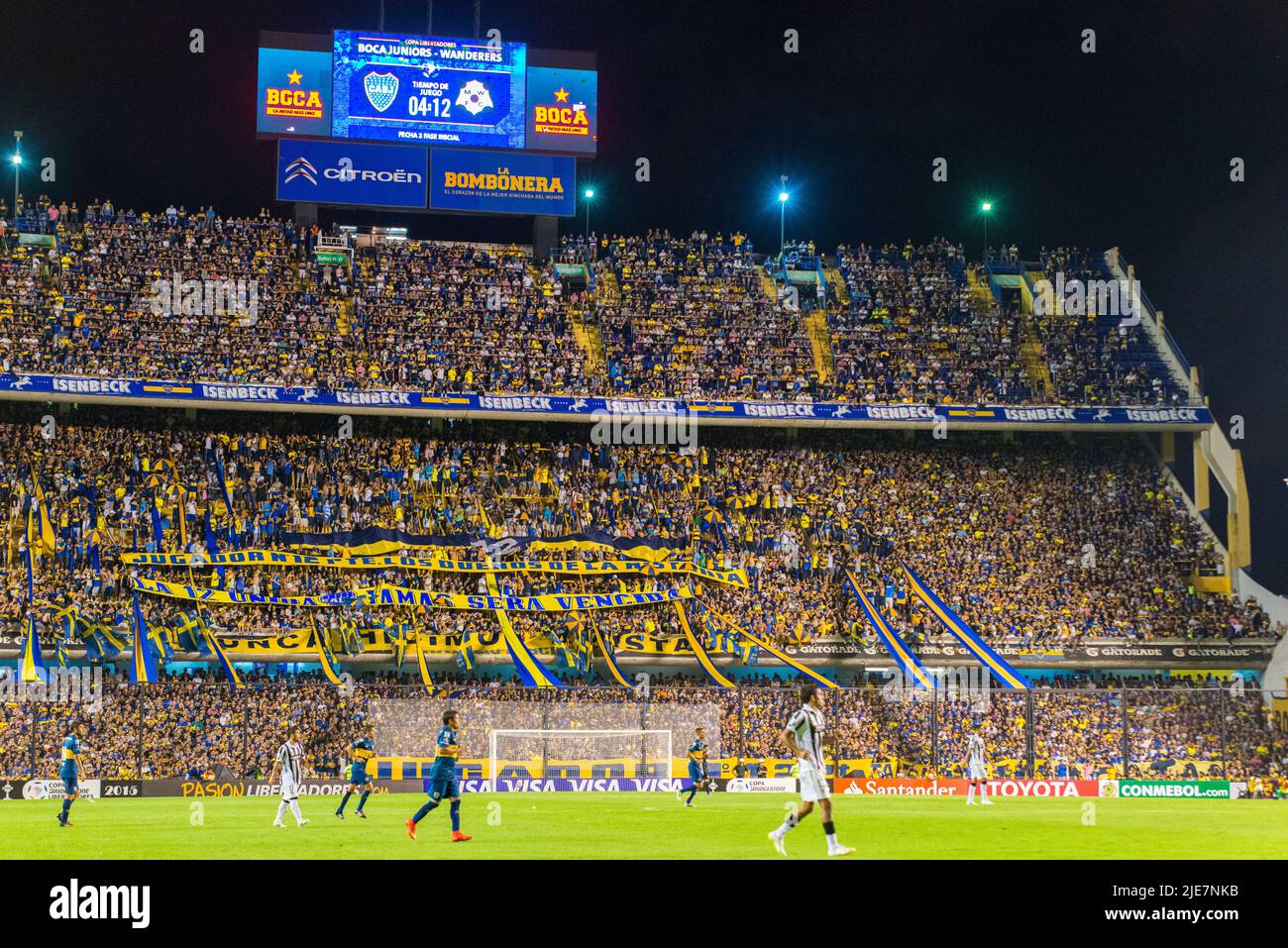 Volle Tribünen mit Boca Juniors Anhängern im La Bombonera Stadion. Stockfoto