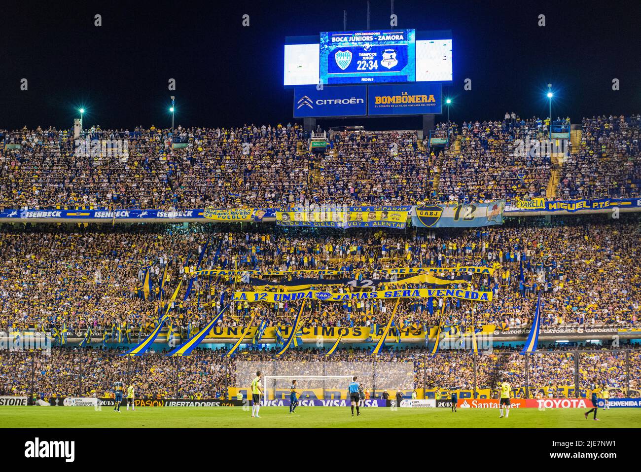 Ein Stadion mit voller Kapazität im Boca Juniors Heim, La Bombonera. Stockfoto