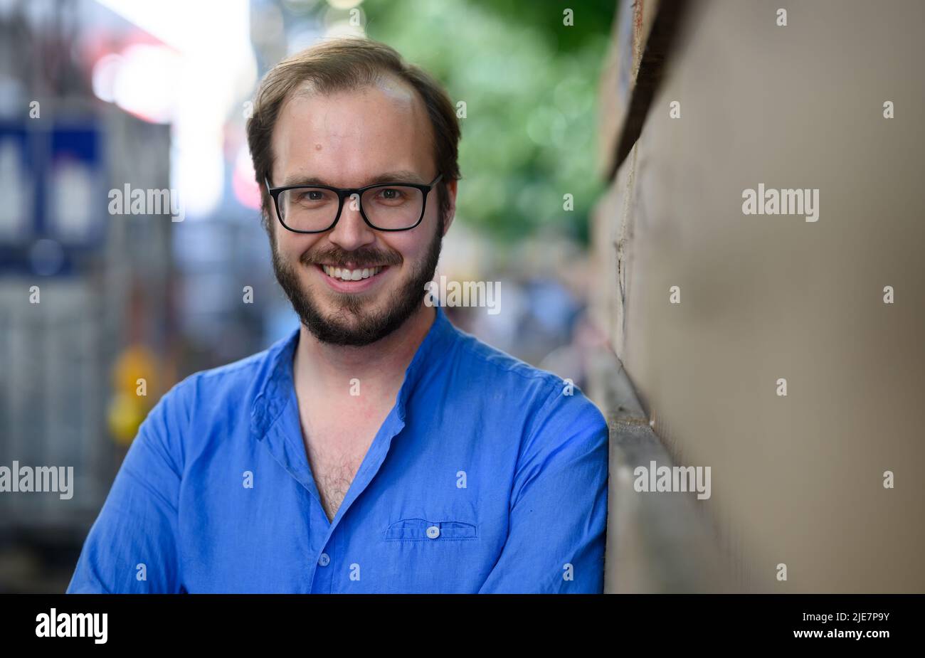 Berlin, Deutschland. 23.. Juni 2022. Maxim Edwards steht neben einem Bauzaun in Berlin-Mitte. Der 31-Jährige, der in Großbritannien aufgewachsen ist und jetzt als Journalist in Berlin lebt, beantragte die deutsche Staatsbürgerschaft auf der Grundlage eines Gesetzes, das vor einem Jahr geändert wurde, um die Einbürgerung von Opfern der Nazi-Verfolgung zu erleichtern und jetzt britischer und deutscher Staatsbürger ist. Nach dpa: Königsberg - Danzig - London - Berlin: Einbürgerung mit Hindernissen). Quelle: Bernd von Jutrczenka/dpa/Alamy Live News Stockfoto