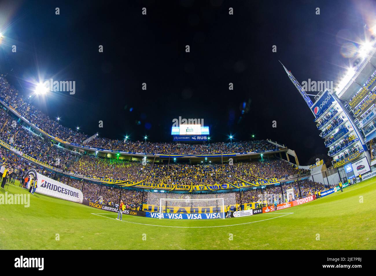 La Bombonera Stadium voller Unterstützer Minuten vor einem „Superclasico“-Spiel gegen River Plate. Stockfoto