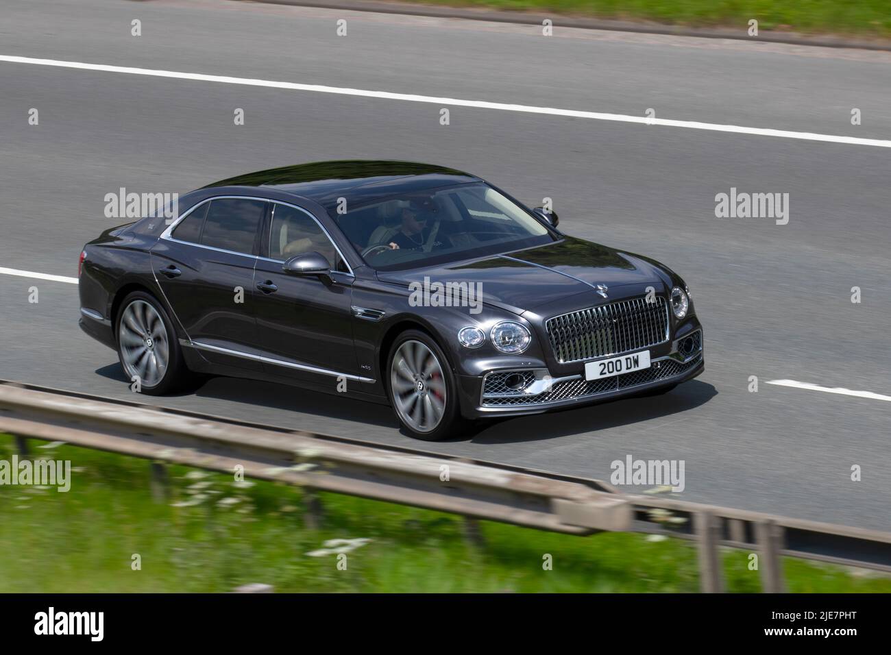 2020 Black Bentley Continental Flying Spur W12, Auto Allradlimousine 5950cc Benzinlimousine; Fahrt auf der Autobahn M61, Manchester, Großbritannien Stockfoto