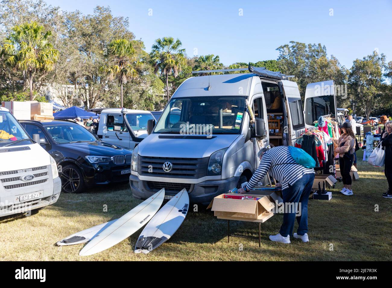 Unerwünschte Waren und Gegenstände zum Verkauf, einschließlich Surfbretter bei einem Autobootverkauf in Avalon Beach, Sydney, NSW, Australien, Juni 2022 Stockfoto