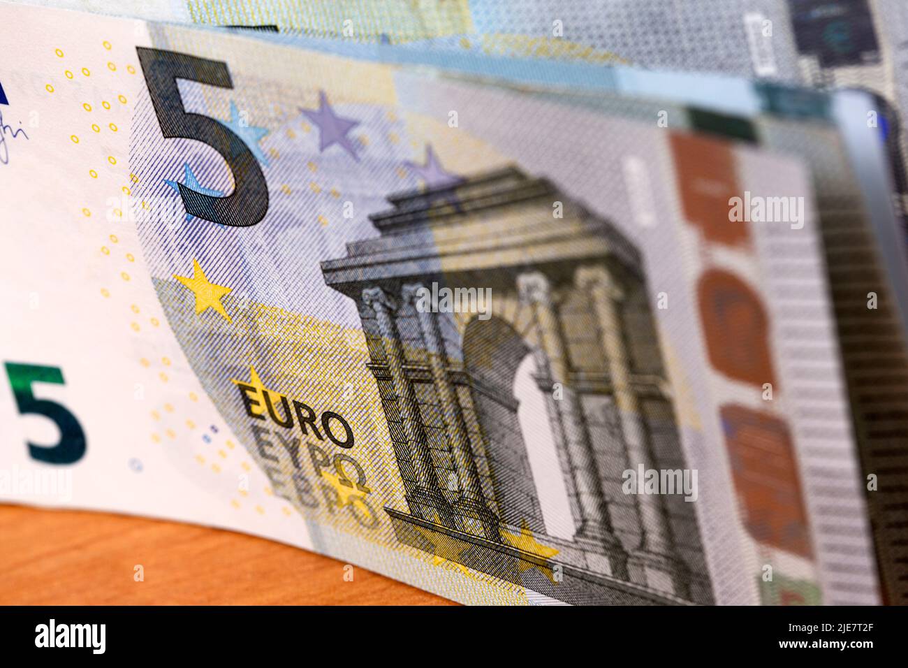 Europäisches Geld - 5 Euro - ein geschäftlicher Hintergrund Stockfoto