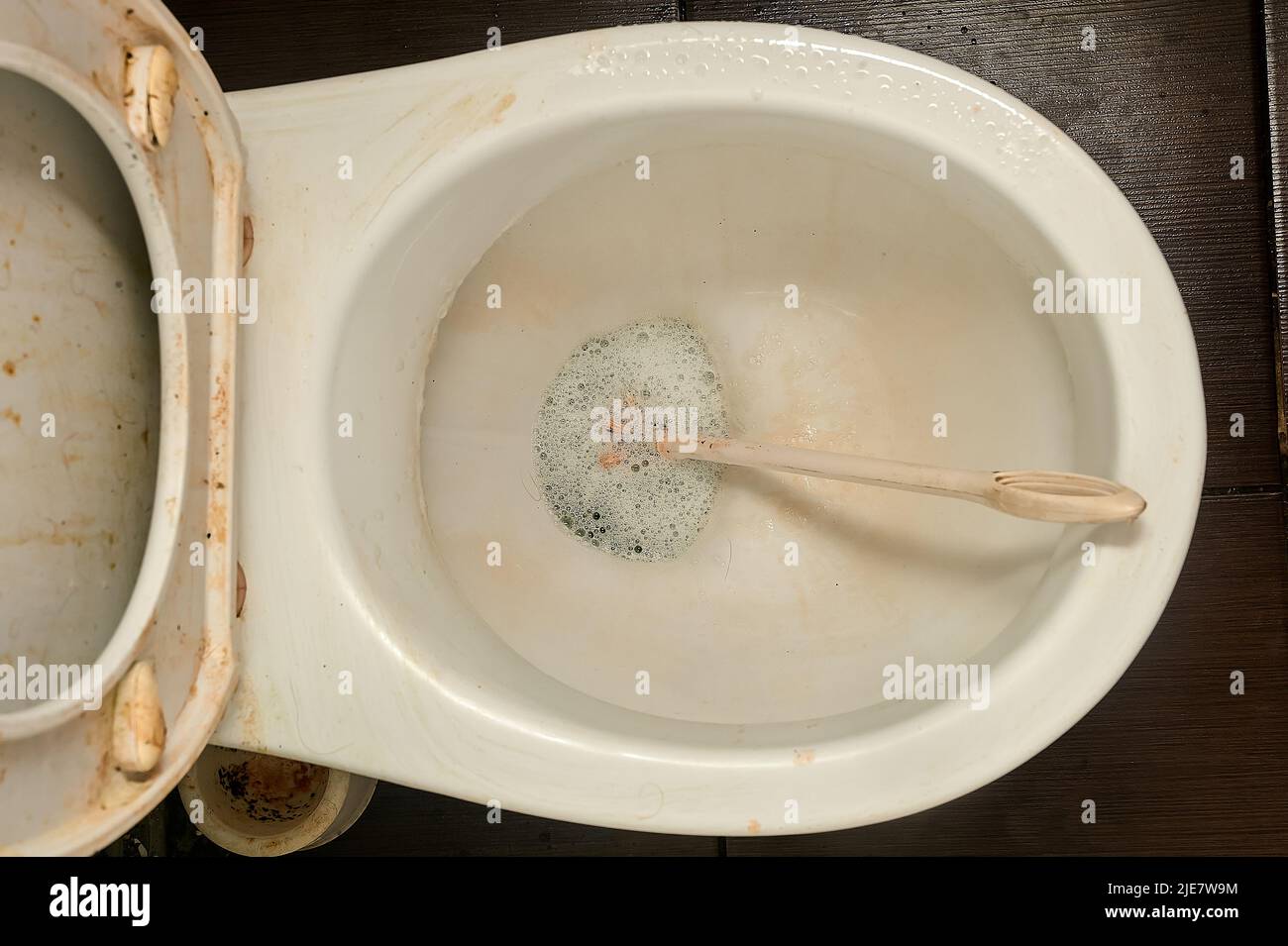 Waschen einer sehr schmutzigen Toilette, schmutzige Toilette, sehr schlechter Zustand Stockfoto