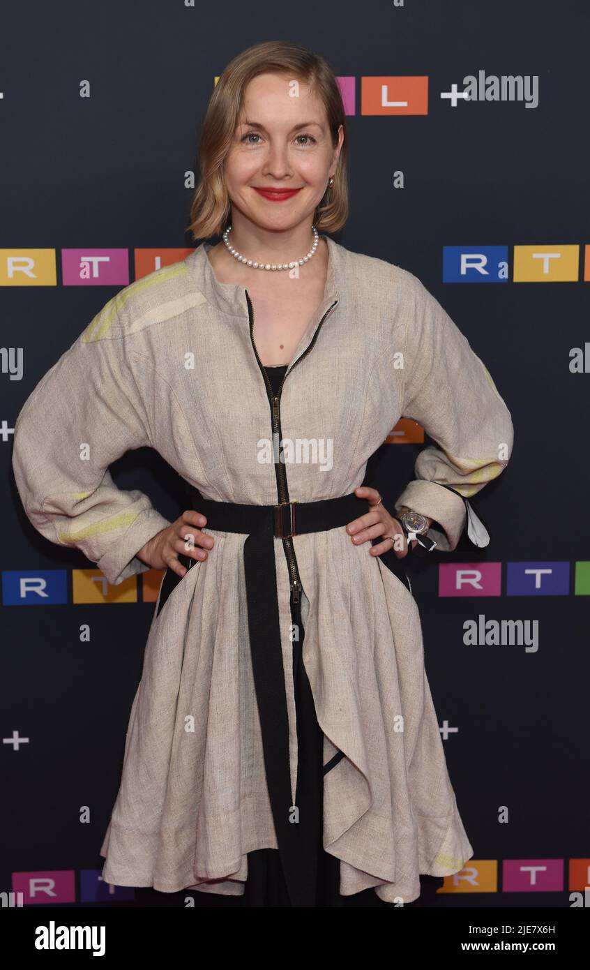 Juda yosh yalangoch yigitlar