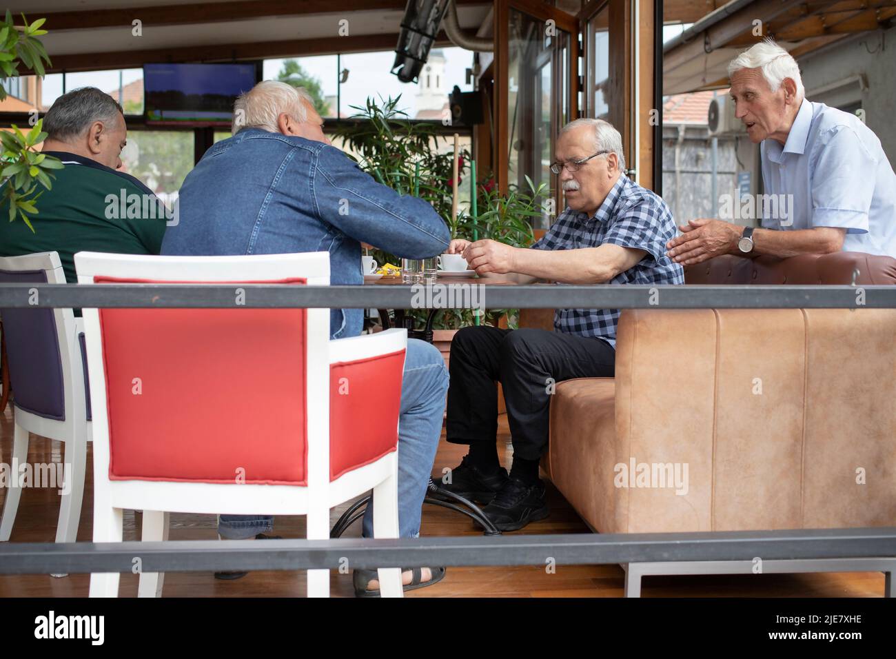 Grocka, Serbien, 22. Jun 2022: Senioren sitzen in einem Bistro und trinken einen Morgenkaffee Stockfoto