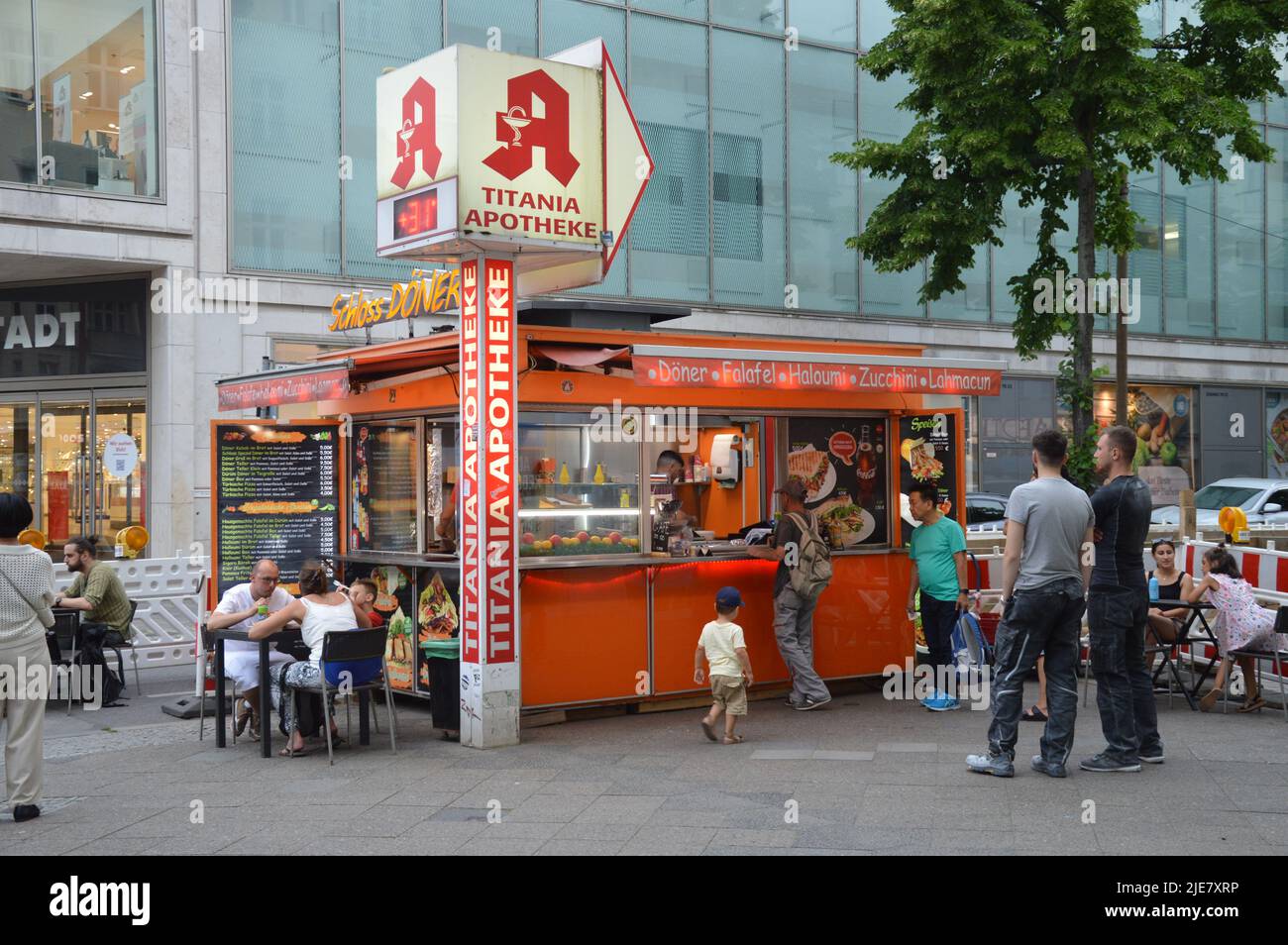 Berlin, Deutschland - 24. Juni 2022 - Döner Kebab-Stand in der Markelstraße, Schlossstraße im Ort Steglitz. (Foto von Markku Rainer Peltonen) Stockfoto