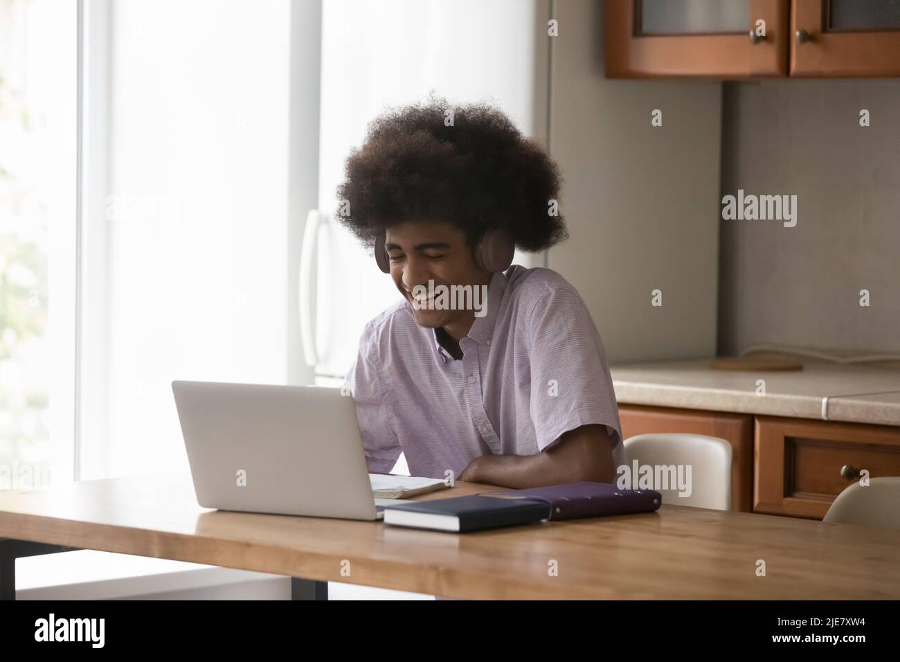 Der Amerikaner lacht beim Vlog über den Laptop im Internet Stockfoto