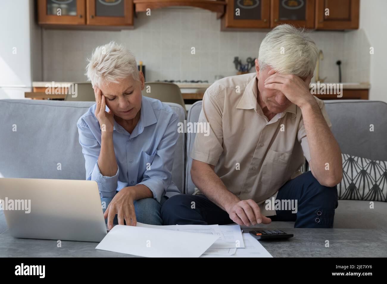 Ältere Paar verwalten Familienfinanzen Gefühl verzweifelt aufgrund Schulden Stockfoto