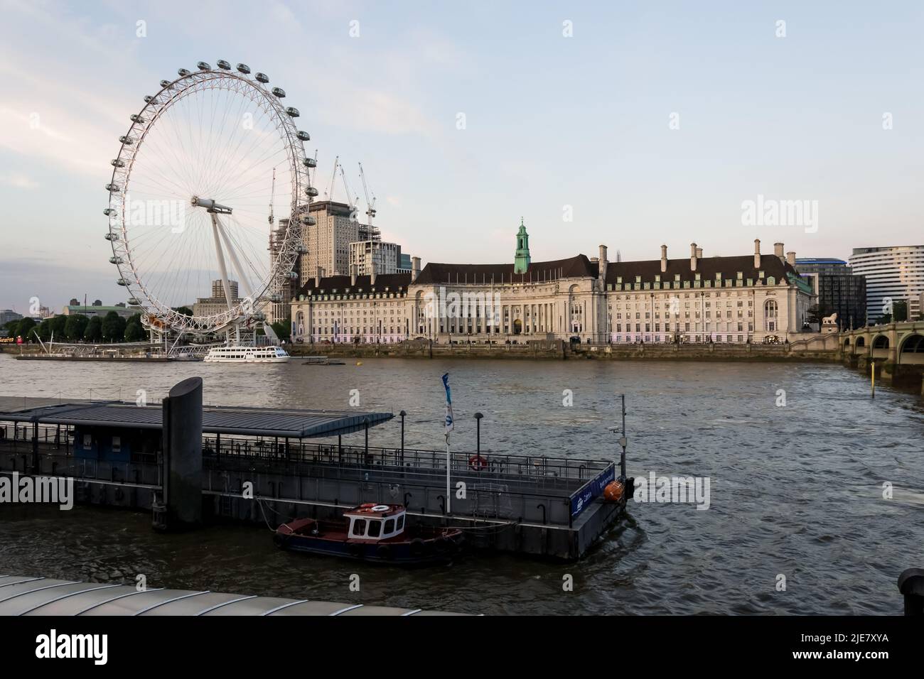 Blick auf das Südufer der Themse mit dem London Eye, Europas größtem freischwungigen Beobachtungsrad und populärster Touristenattraktion Stockfoto