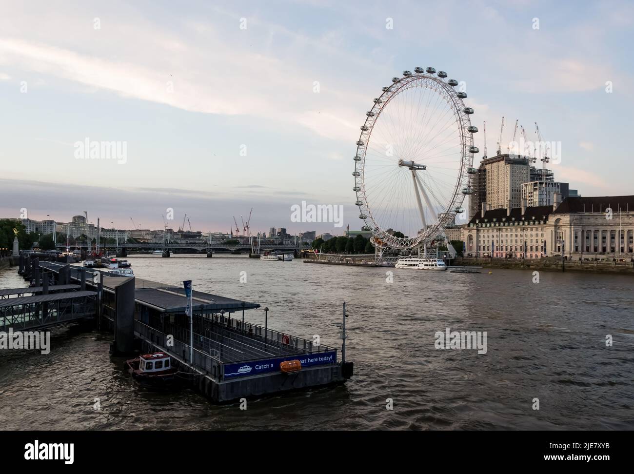 Blick auf das Südufer der Themse mit dem London Eye, Europas größtem freischwungigen Beobachtungsrad und populärster Touristenattraktion Stockfoto