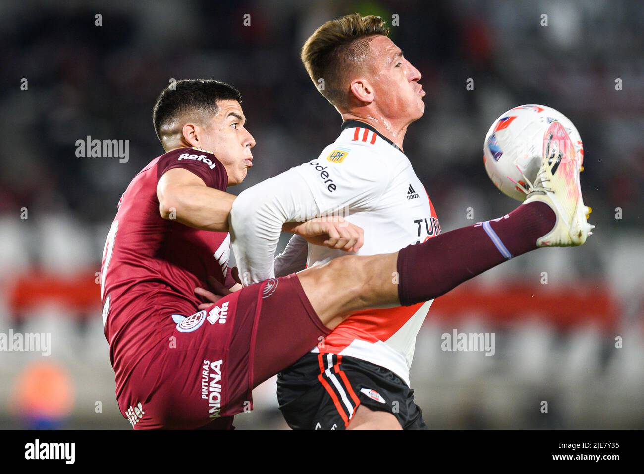 Buenos Aires, Argentinien. 25.. Juni 2022. Braian Romero von River Plate kontrolliert den Ball gegen Matias Perez von Lanus während eines Spiels zwischen River Plate und Lanus im Rahmen der Liga Profesional 2022 im Antonio Vespucio Liberti Stadion. Endergebnis: River Plate 2 - 1 Lanus (Foto: Manuel Cortina/SOPA Images/Sipa USA) Quelle: SIPA USA/Alamy Live News Stockfoto