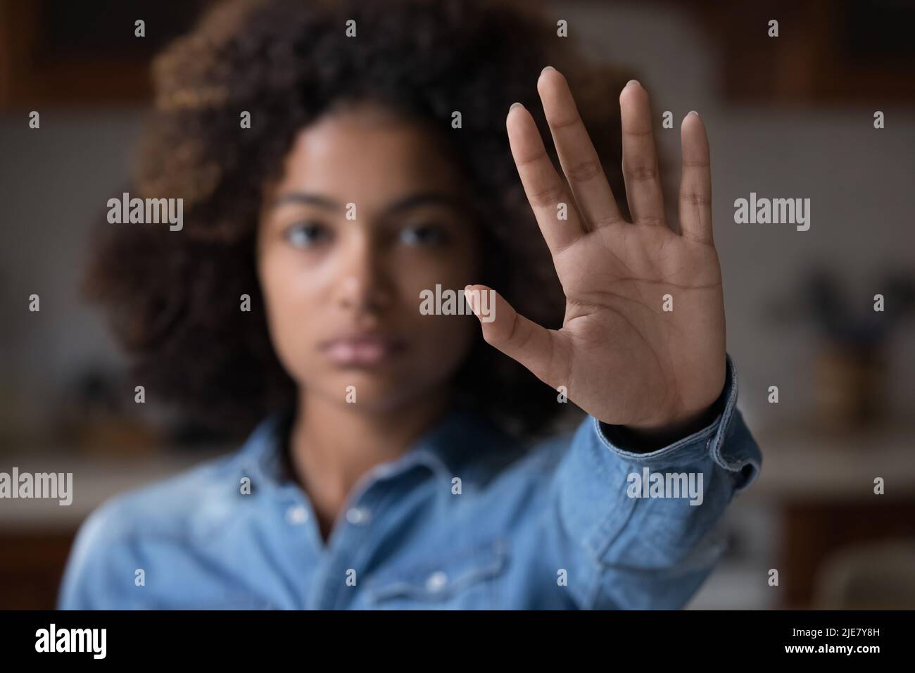 Nahaufnahme Afrikanische Frau ausgestreckte Hand, macht Stop-Geste Stockfoto