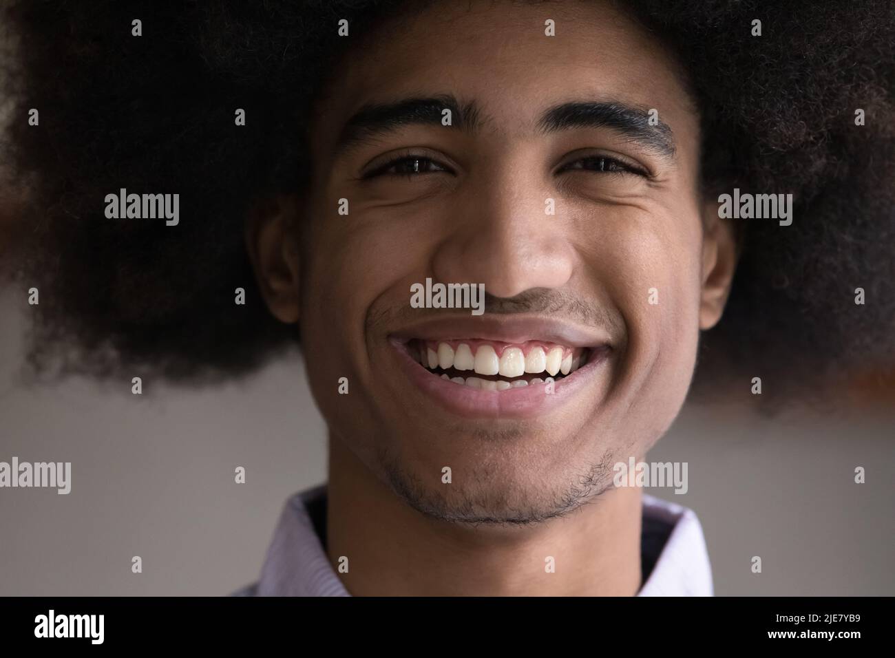 Nahaufnahme des glücklichen jungen Afrikaners Stockfoto