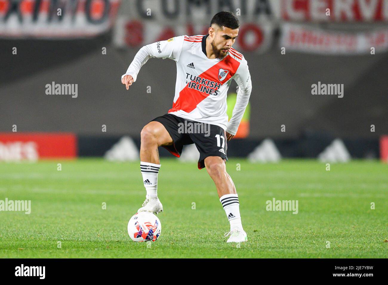 Buenos Aires, Argentinien. 25.. Juni 2022. Paulo Diaz von River Plate kontrolliert den Ball während eines Spiels zwischen River Plate und Lanus im Rahmen der Liga Profesional 2022 im Antonio Vespucio Liberti Stadium. Endergebnis: River Plate 2 - 1 Lanus Credit: SOPA Images Limited/Alamy Live News Stockfoto