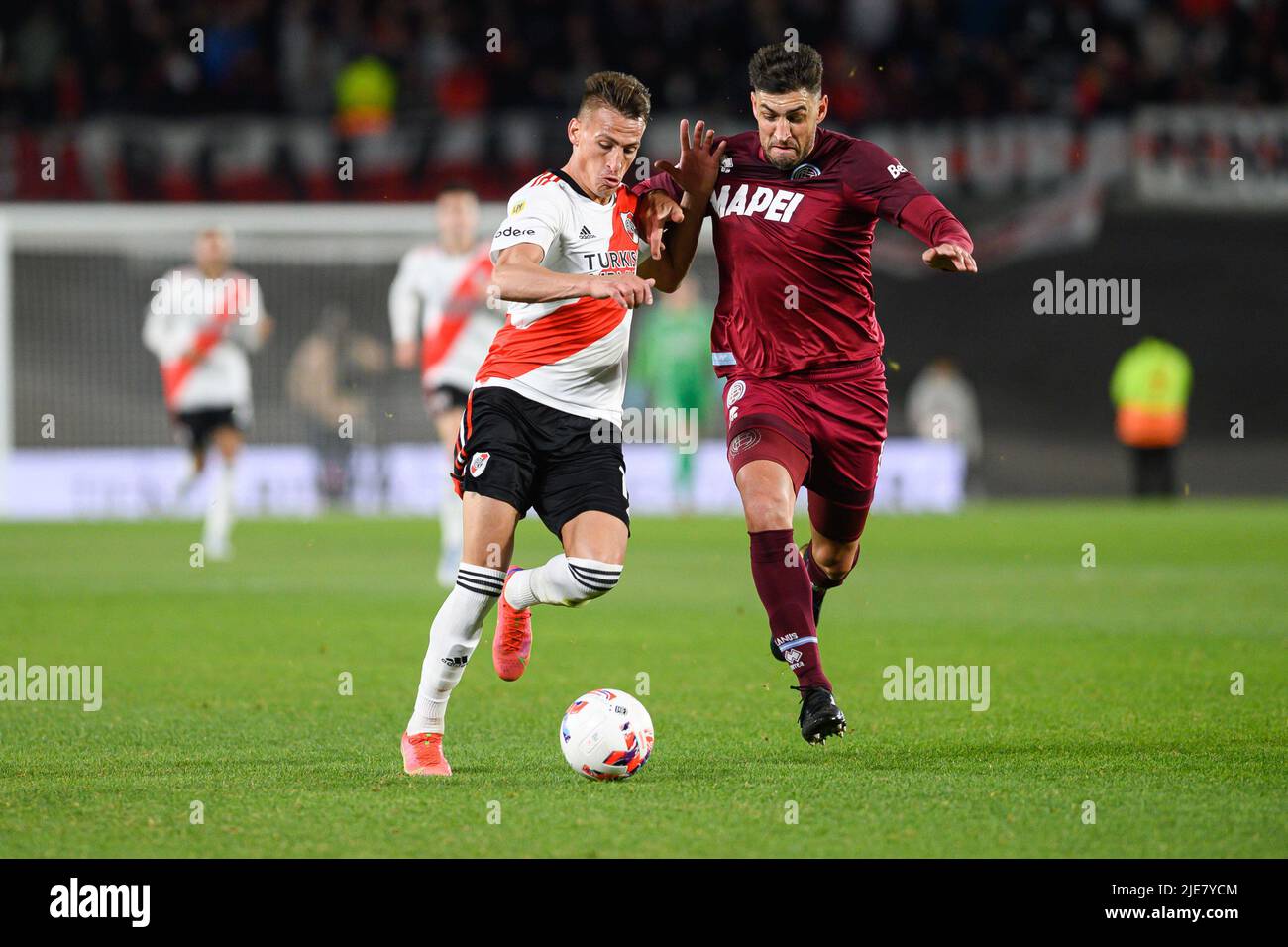 Buenos Aires, Argentinien. 25.. Juni 2022. Braian Romero von River Plate im Einsatz gegen Diego Braghieri von Lanus während eines Spiels zwischen River Plate und Lanus im Rahmen der Liga Profesional 2022 im Antonio Vespucio Liberti Stadium. Endergebnis: River Plate 2 - 1 Lanus Credit: SOPA Images Limited/Alamy Live News Stockfoto