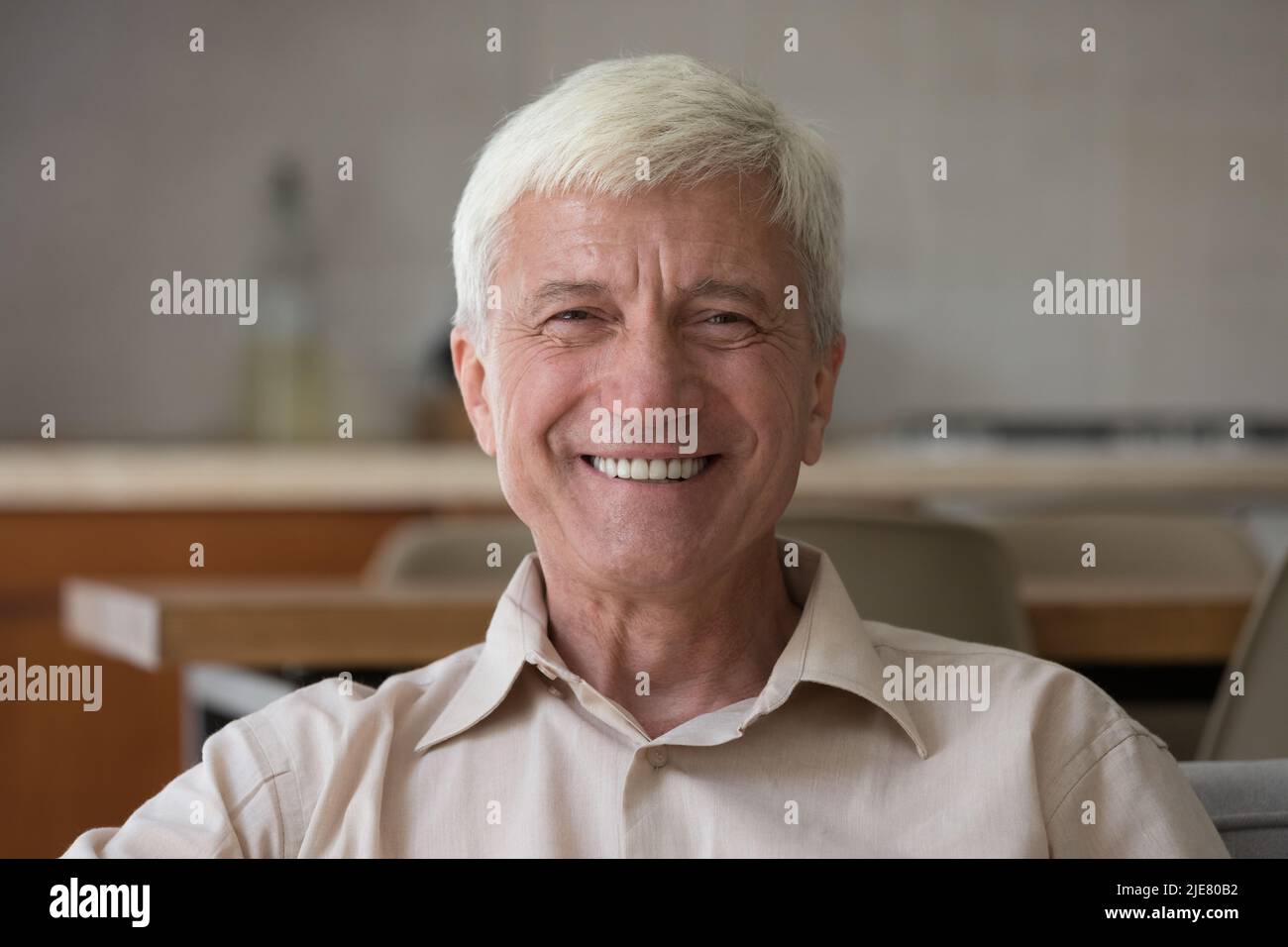 Headshot Portrait ein gutaussehender, optimistischer älterer Mann, der vor der Kamera posiert Stockfoto