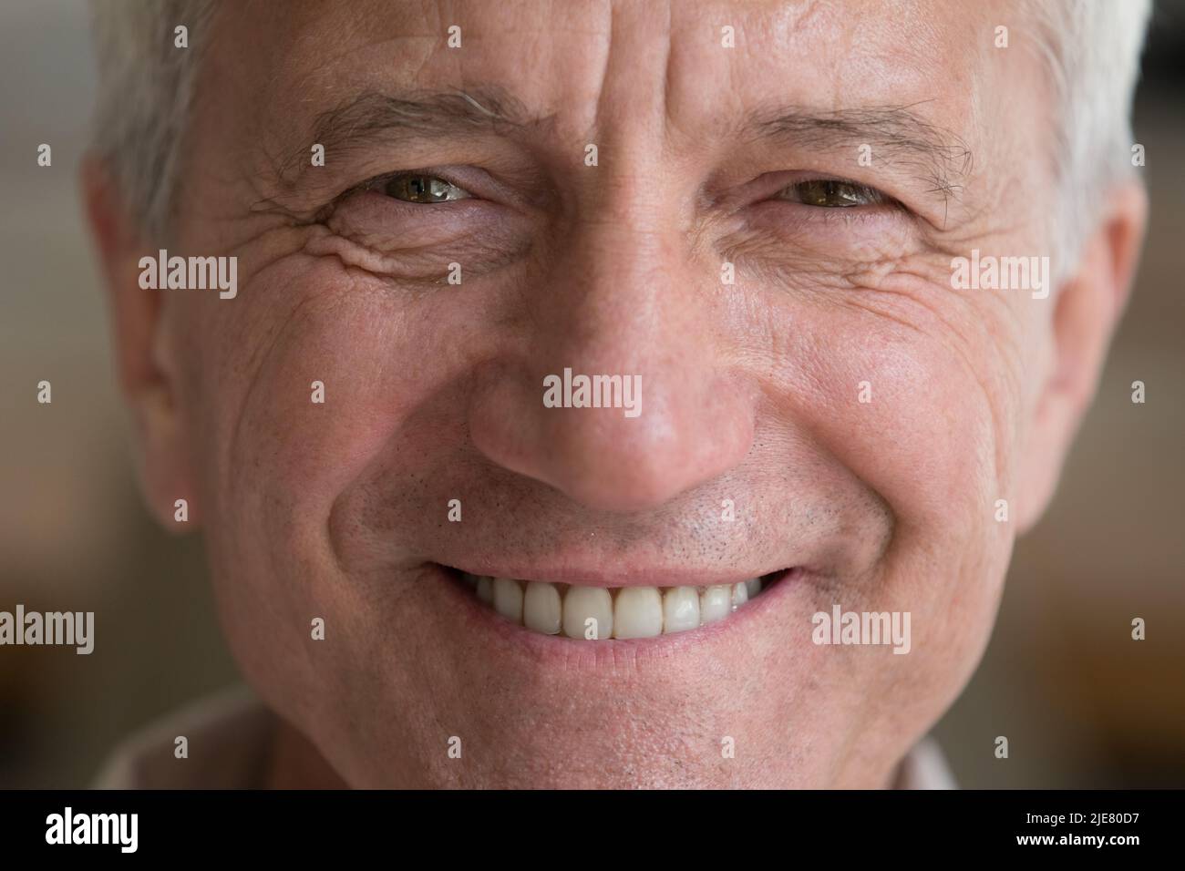 Optimistischer gesunder älterer Mann aus der Nähe beschnittene Gesichtsansicht Stockfoto