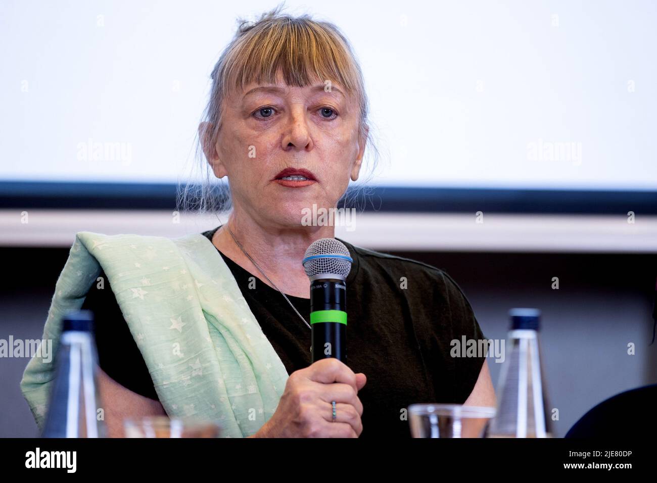 Krakau, Polen. 23.. Juni 2022. Jody Williams, ein amerikanischer politischer Aktivist und Friedensnobelpreisträger von 1997, während einer Pressekonferenz während eines Besuchs in Krakau, um die ukrainischen Flüchtlinge zu treffen. Kredit: SOPA Images Limited/Alamy Live Nachrichten Stockfoto