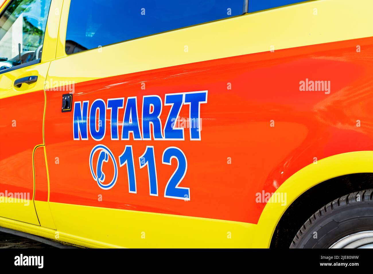 Notarzt in deutscher Sprache an der Seite eines Autos schreiben Stockfoto
