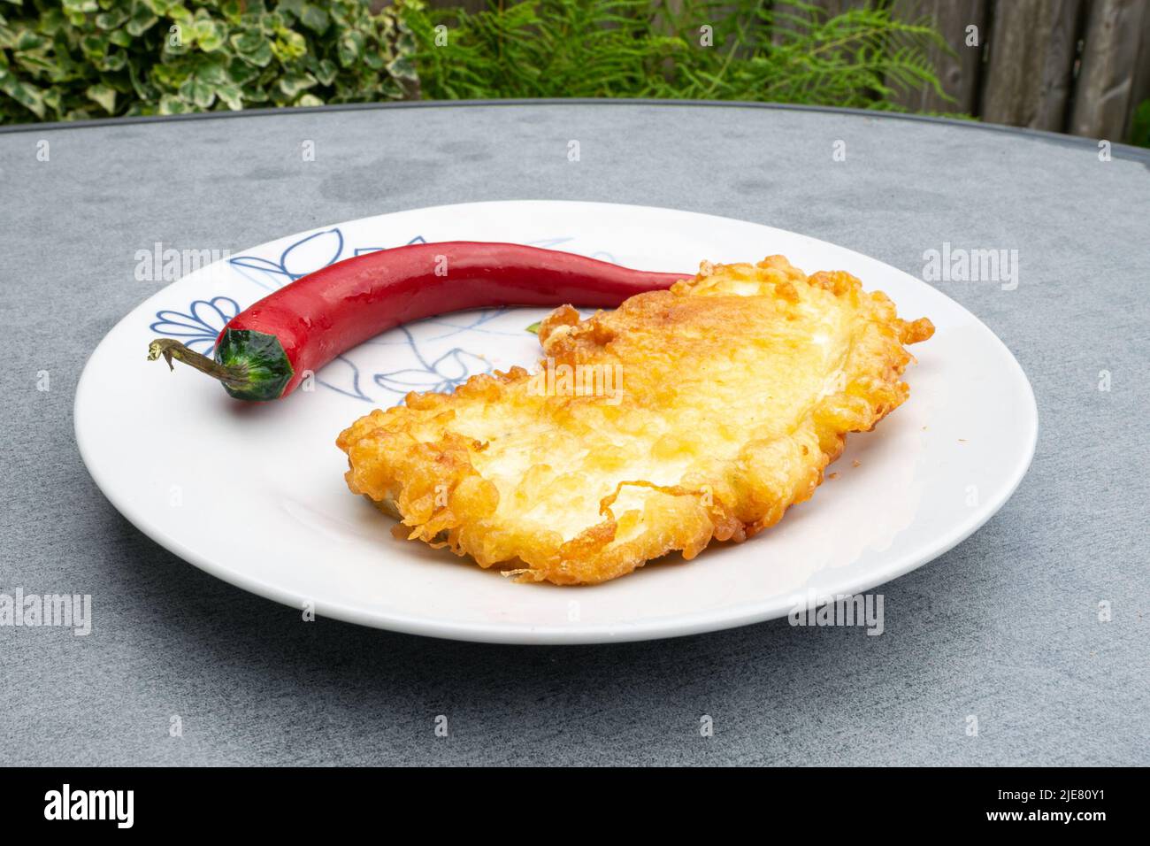 Teller mit rotem Chili und panierter Aubergine, traditionelle ungarische Küche Stockfoto