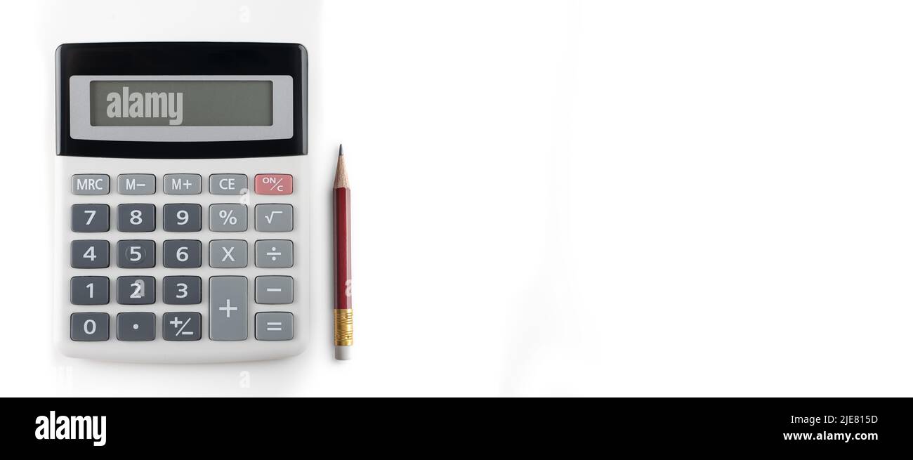 Taschenrechner mit Bleistift auf weißem Hintergrund. Geschäftsreport-Konzept. Breites Banner, Kopierbereich. Nahaufnahme des Taschenrechners und des roten Bleistifts Stockfoto