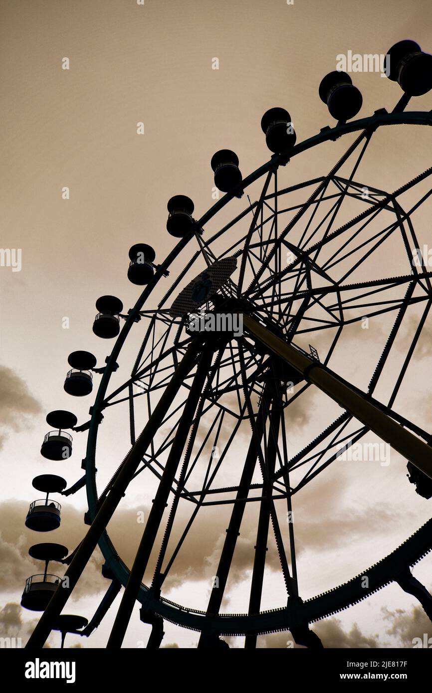 Silhouette von Riesenrad. Verlassenes Hotel. Konzepte der Geisterstadt. Stockfoto