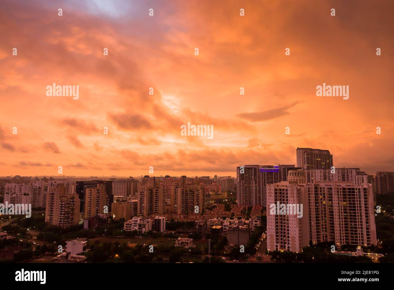 DLF 5 Wohnapartments, kommerzielle Drehscheibe Skyline während Covid 19, Pandemie, Monsun.Urban Stadtbild Lichter in Delhi NCR Gurgaon, Haryana, Indien. Stockfoto