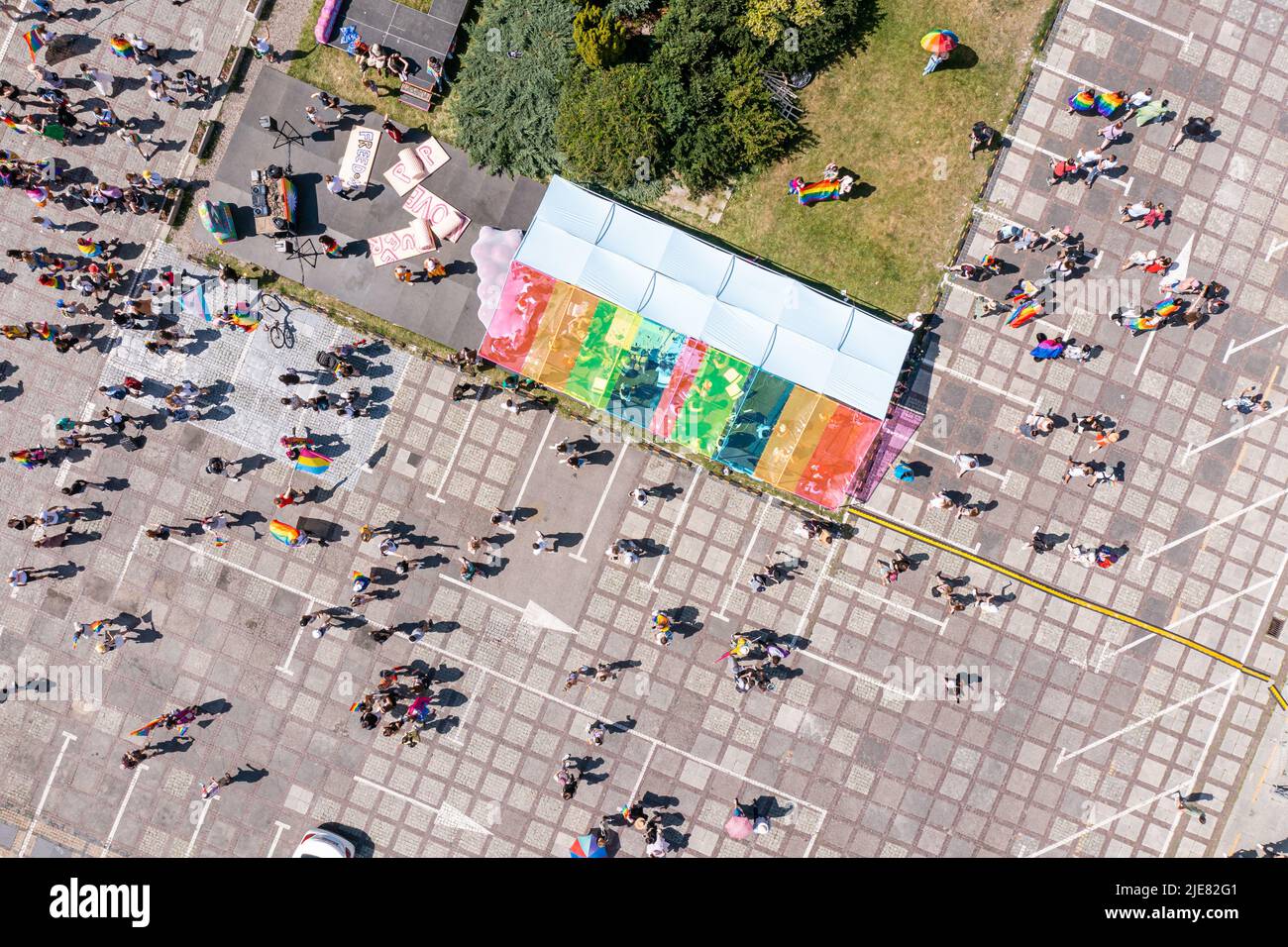 Warschau, Polen - 25 2022. Juni: Gleichstellungsparade, stolzmarsch. Feier von LGBT-Menschen und Proteste gegen Homophobie, Luftaufnahme. Stockfoto
