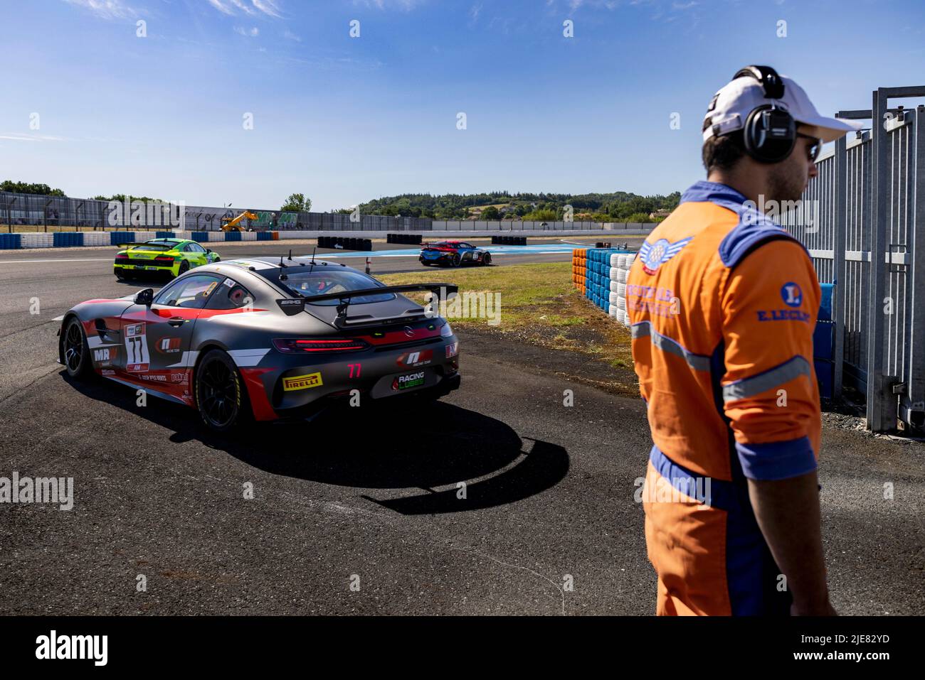 77 ALANIS Eric, DE MARTIN Alberto, NM Racing Team, Mercedes-AMG GT4, marshall, promissaire de Piste während der Runde 3. des Championnat de France FFSA GT 2022, vom 24. Bis 26. Juni auf dem Circuit d’Albi in Albi, Frankreich - Foto Damien Doumergue / DPPI Stockfoto