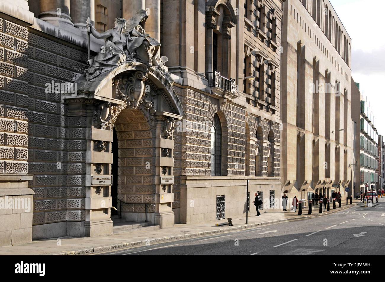 Old Bailey London Street & 1902 Crown Court Old Bailey Central Criminal Court of England & Wales Modern South Block Beyond City of London England Großbritannien Stockfoto