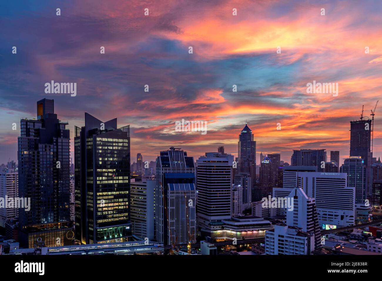 Bangkok Wolkenkratzer Skyline bei Sonnenuntergang, untere Sukhumvit, Thailand Stockfoto
